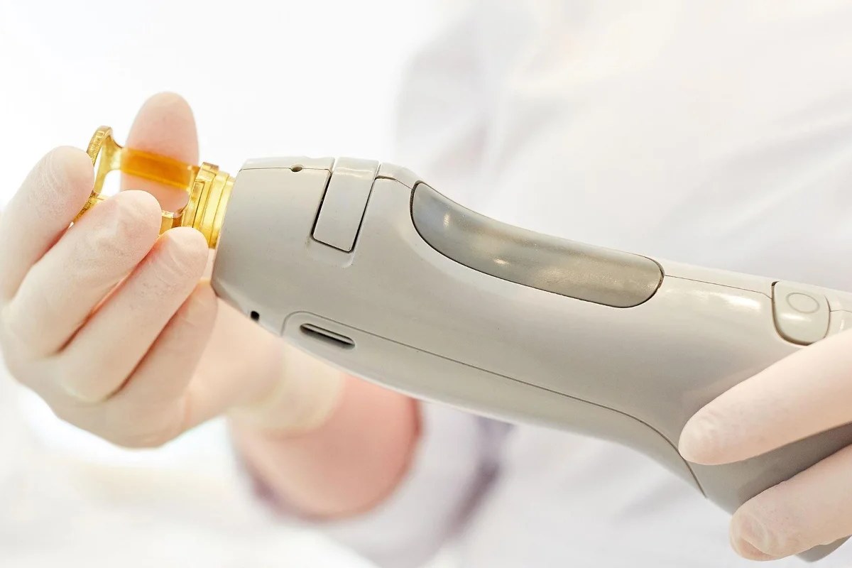 Praticienne Lazeriaa Paris préparant le dispositif laser Alexandrite pour une séance d'épilation définitive